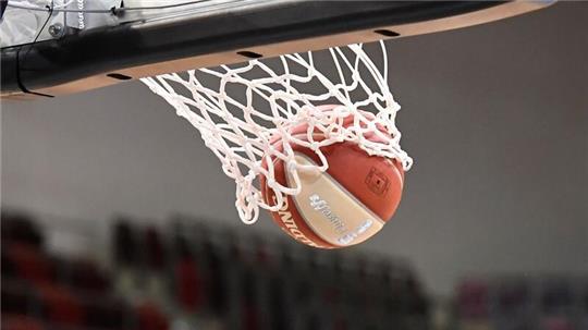 Ein Basketball landet im Korb.