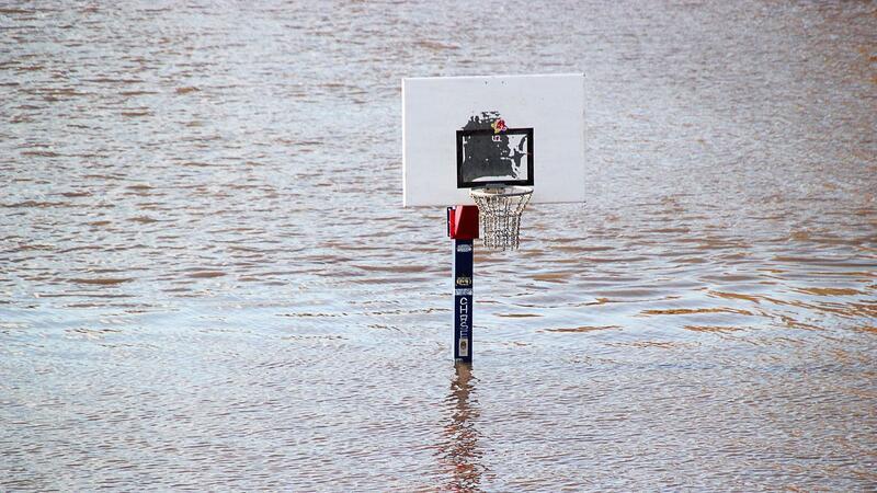 November bisher ungewöhnlich nass - Weiter regnerisch Ein Basketballkorb steht in Mannheim im Hochwasser des Neckars. Wegen des vielen Regens in den vergangenen Tagen sind die Pegelstände in Baden-Württembergs teils stark angestiegen.