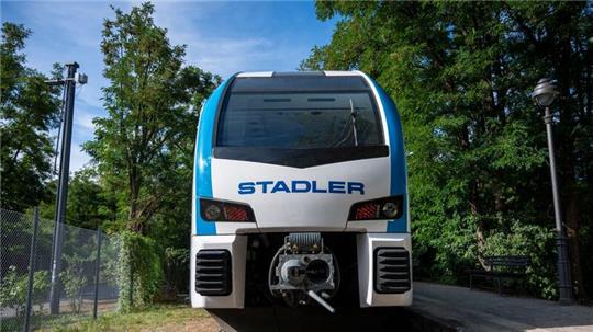 Ein Batterie-Elektrozug des Unternehmens Stadler.