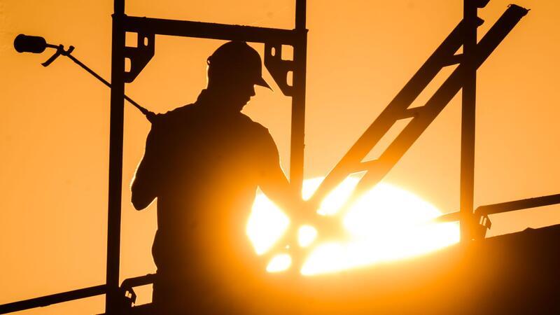 Ungeliebter Streik am Bau endet mit Tarifeinigung Ein Bauarbeiter beim Bau eines Mehrfamilienhauses im Neubaugebiet Kronsrode, Niedersachsen.