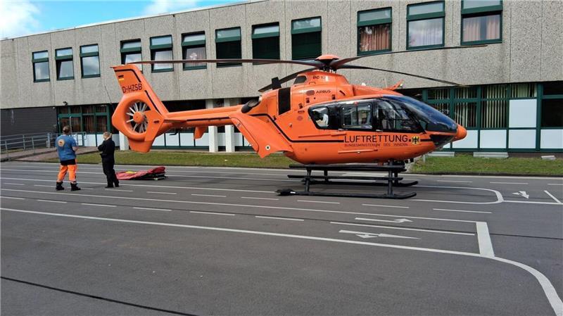 Bauarbeiter verunglückt in Hemmoor - schwer verletzt Ein Bauarbeiter wird in Hemmoor schwer verletzt, er muss mit einem Helikopter ins Bundeswehrkrankenhaus gebracht werden.