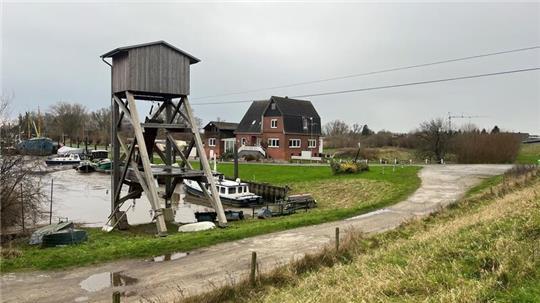 Ein Baugebiet Freizeit und Wohnen am Wasser möchte die Gemeinde Wischhafen entlang dem Hafen (im Hintergrund rechts) entwickeln. Der Rat beschloss als ersten Schritt, einen Bebauungsplan aufzustellen.