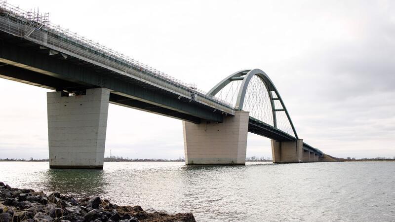 Ein Baugerüst für Wartungs- und Instandhaltungsarbeiten ist an der Fehmarnsundbrücke befestigt.