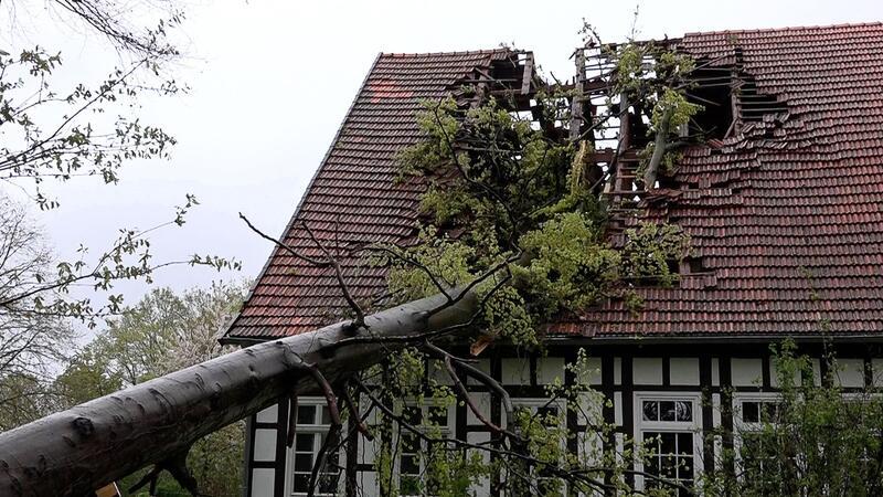 Unwetter in der Nacht: Passanten verletzt, Züge verspätet Ein Baum hat im Kreis Steinfurt (Nordrhein-Westfalen) infolge des Sturms das Dach eines Fachwerkhauses schwer beschädigt.