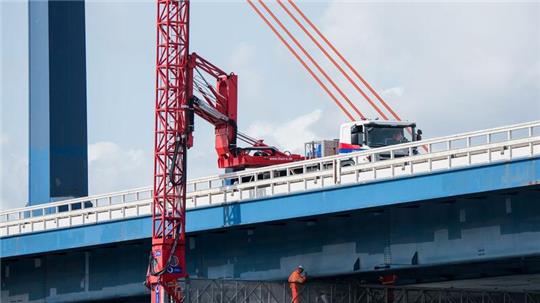 Ein Bauprüfer kontrolliert die Norderelbbrücke.