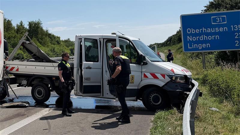 Drama in Autobahn-Baustelle – Zwei Tote Ein Baustellenfahrzeug blockiert die Fahrbahn.