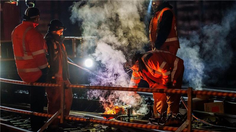 Ein Bautrupp ist im Bereich einer Weichenstörung in Frankfurt am Main im Einsatz. 