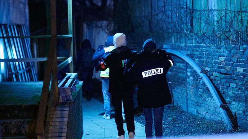 Polizei durchsucht bei RAF-Fahndung Wagenburg und Wohnung Ein Bauwagen-Container wurde beschlagnahmt.