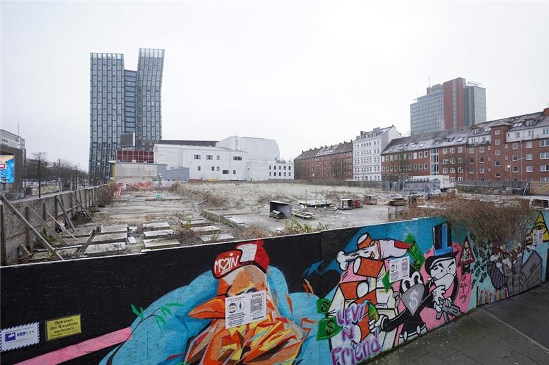 Paloma-Viertel auf St. Pauli: Bebauungsplan unterschrieben Ein Bauzaun ist um das Baufeld des zukünftigen Paloma-Viertels auf dem Gelände der ehemaligen Esso-Häuser am Spielbudenplatz aufgestellt. Auf dem Gelände der ehemaligen Esso-Häuser am Spielbudenplatz soll ein neues Quartier entstehen. Foto: Marcus Brandt/dpa