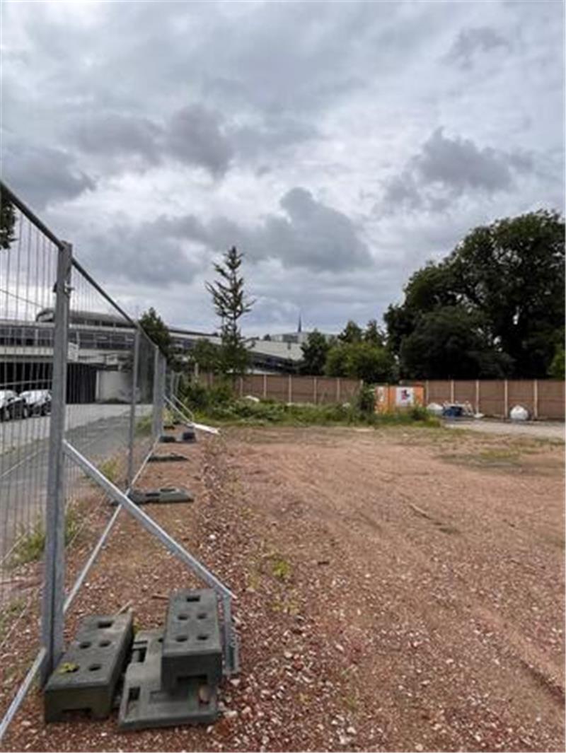 Gummi-Schmidt-Gelände: Nachbarn sorgen sich um Neubaupläne von Lindemann Ein Bauzaun umgibt das ehemalige Gummi-Schmidt-Areal in Stade. Geplant sind auf dem Gelände Wohnungen und gegenüber von Kaufland ein 28 Meter hohes Gebäude.