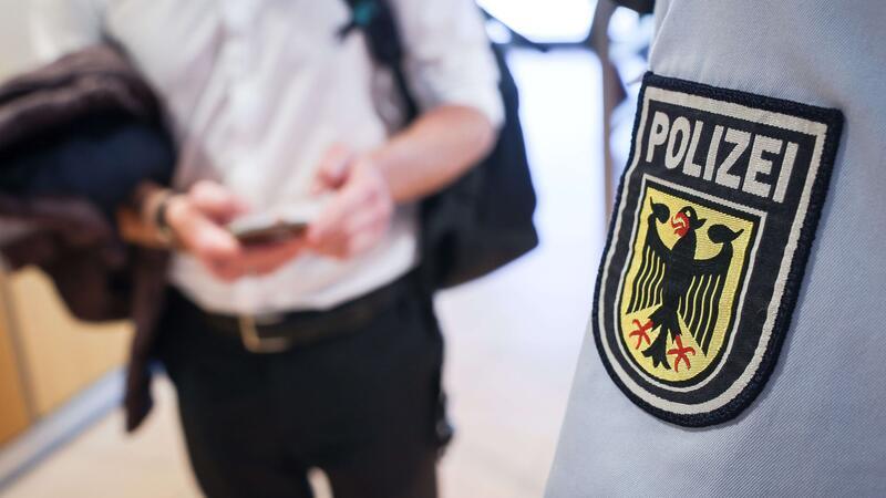 Ein Beamter der Bundespolizei kontrolliert einen Mann.