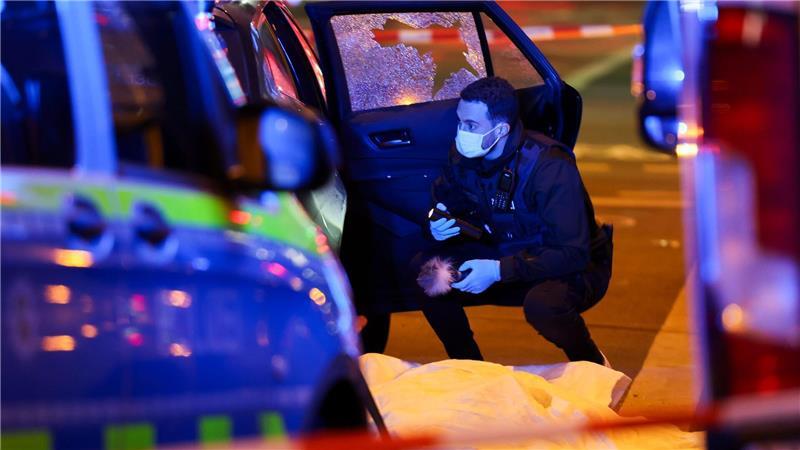 Mann in Düsseldorfer Innenstadt erschossen Ein Beamter der Polizei untersucht den Tatort.