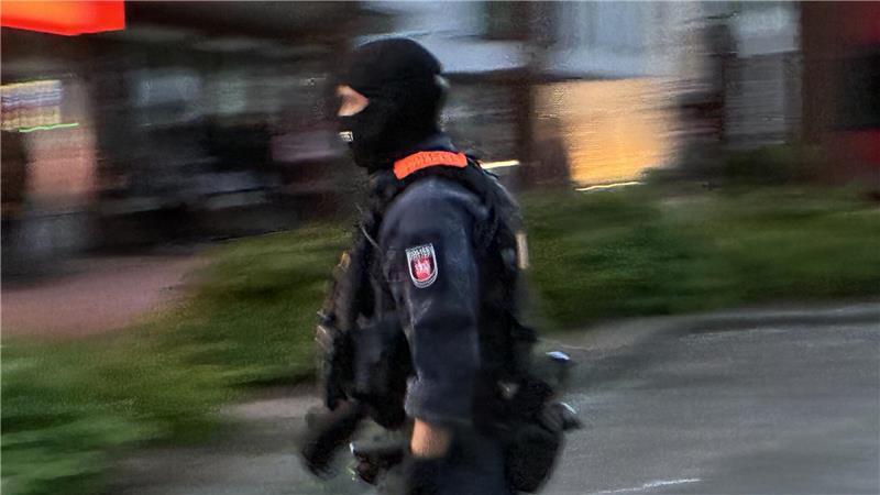 Schüsse fallen in Buxtehude: Polizei gibt neue Details bekannt Ein Beamter der Verfügungseinheit der Polizei in der Buxtehuder Bahnhofstraße.