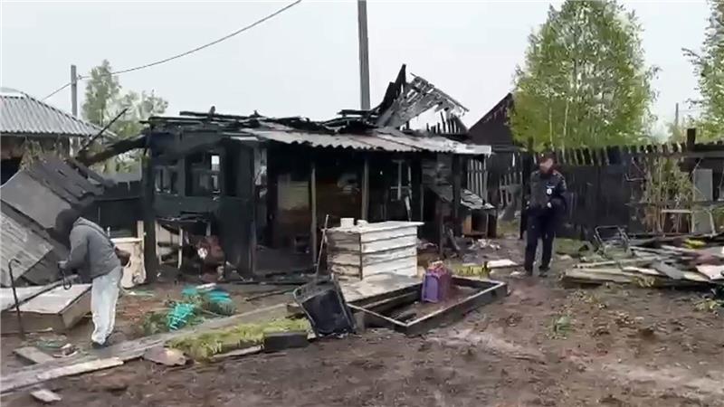Russland: Fünf Jugendliche nach Alkoholexzess getötet Ein Beamter des russischen Ermittlungskomitees dokumentiert den Schauplatz eines Massenmordes an Teenagern in der Stadt Baikalsk. Bei einem Messerangriff während einer Geburtstagsfeier wurden vier Jugendliche getötet und vier weitere verletzt. Der mutmaßliche Angreifer starb im Feuer.