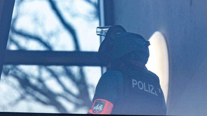 Acht Verletzte bei Angriff an Schule: Haftbefehl erlassen Ein Beamter eines Spezialeinsatzkommandos in der Schule in Wuppertal.