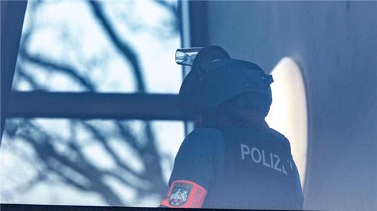 Ein Beamter eines Spezialeinsatzkommandos in der Schule in Wuppertal.