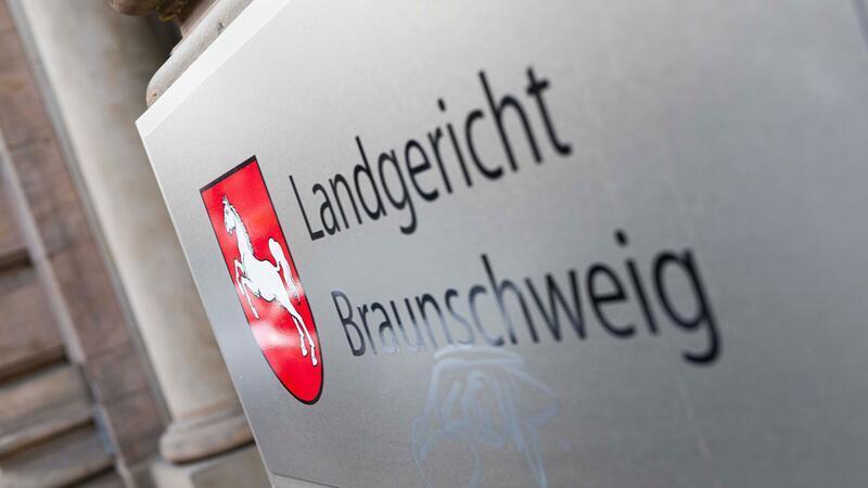 Ein Beamter hat eingeräumt, in mehr als tausend Fällen Geld aus der Landeskasse auf das eigene Konto überwiesen zu haben.