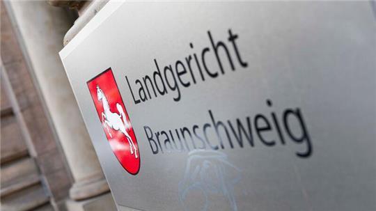 Ein Beamter hat eingeräumt, in mehr als tausend Fällen Geld aus der Landeskasse auf das eigene Konto überwiesen zu haben.