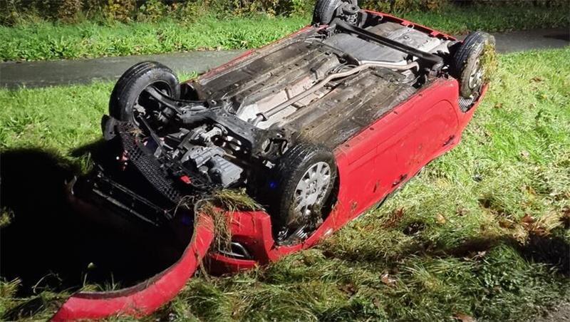 Auto überschlägt sich bei Grundoldendorf – Fahrer leicht verletzt Ein Beckdorfer wurde bei einem Unfall in Grundoldendorf leicht verletzt.