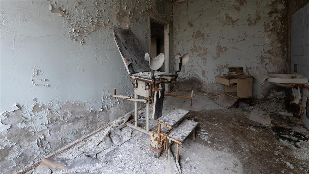 Ein Behandlungsstuhl aufgenommen am 7. April 2026 im verlassenen Krankenhaus Nr....