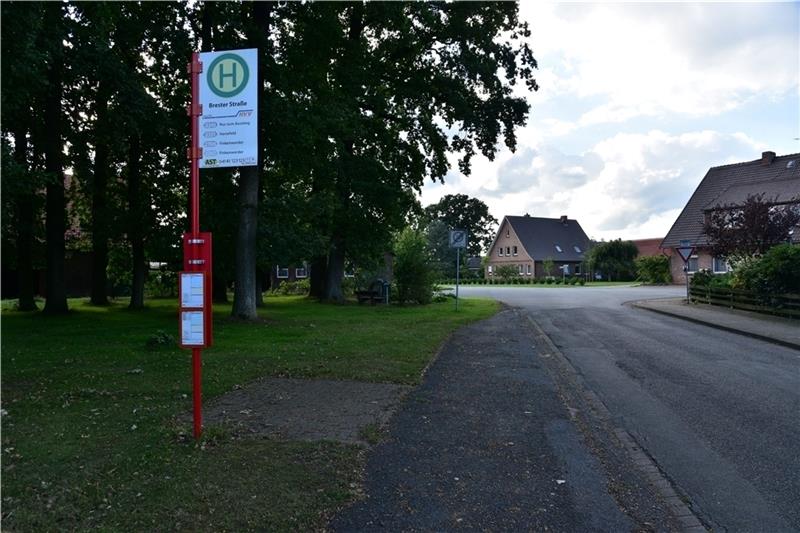 Ein Beispiel aus Aspe : Vor dieser Bushaltestelle sollen die Bürger jetzt die Mülltonnen abstellen. Damit wird die Lage dort sehr unübersichtlich. Foto: Beneke