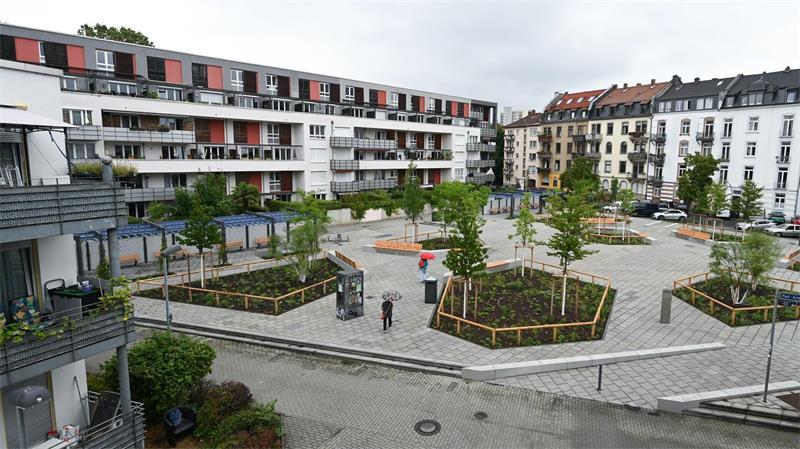 Der Norden will dem Klimawandel etwas entgegensetzen Ein Beispiel für eine Anpassung an die Folgen des Klimawandels mit Grün statt Steinpflaster aus Frankfurt/Main.