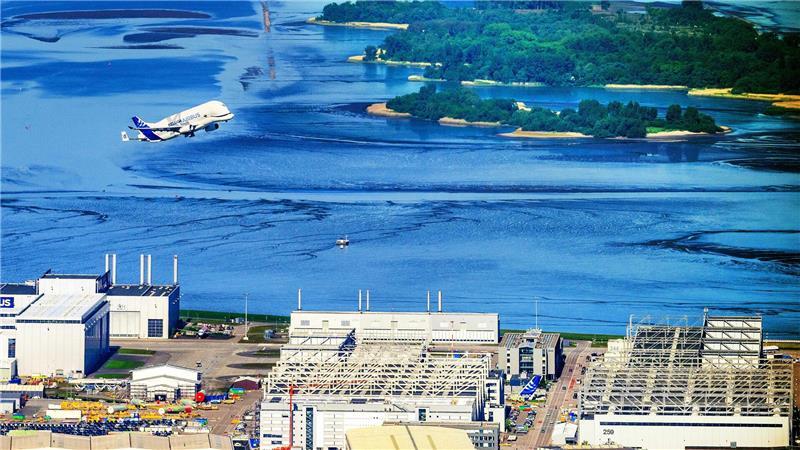 A320-Mängel bremsen Airbus aus – Auslieferungsziel gekappt Ein Beluga-Transportflugzeug startet am Airbuswerk-Finkenwerder.