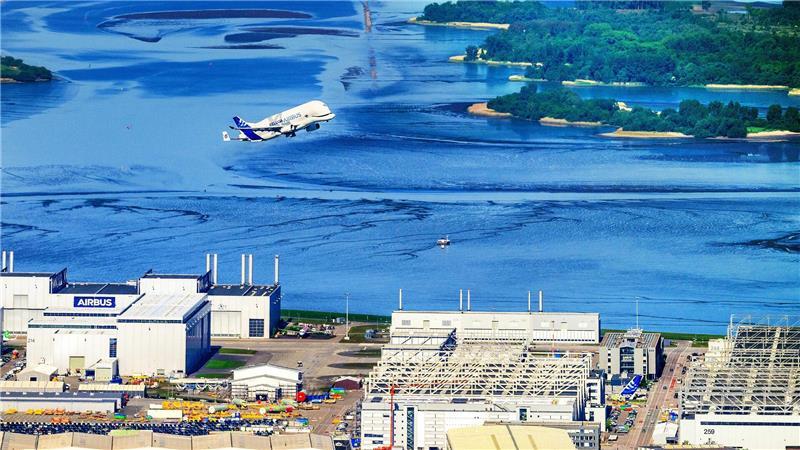 Das sind Martin Elsens vier Lieblingsbilder aus der Luft Ein Beluga-Transportflugzeug startet am Airbuswerk in Finkenwerder.