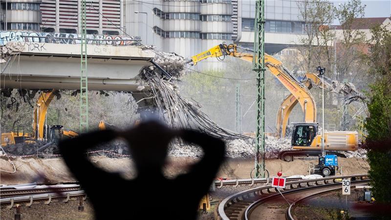 Ein Beobachter verfolgt in Berlin den Abriss der Ringbahn-Brücke.