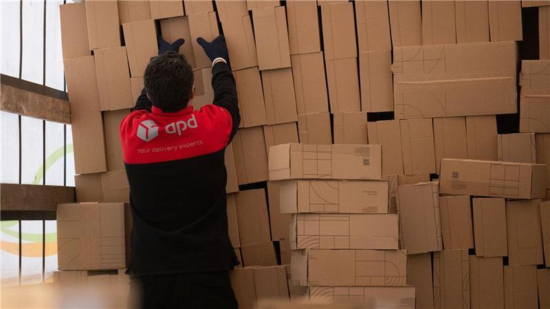 Deutlich mehr Pakete unterwegs Ein Berg an Paketen, hier in einem Paketzentrum von DPD - an Logistikstandorten anderer Dienstleister sind es ähnlich große Massen.