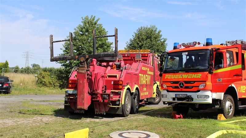 Fahrfehler in Stade mit Folgen: Platz mit spielenden Kindern geräumt Ein Bergungsunternehmen sollte den Unfalltruck wieder auf den Weg ziehen.