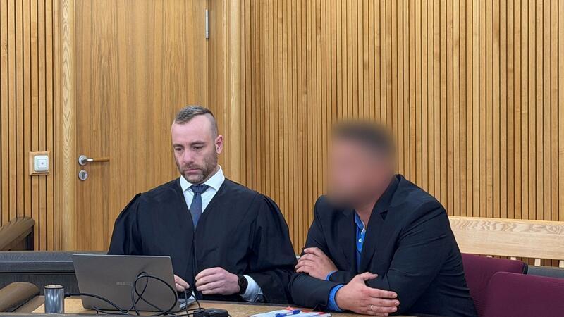 Ein Berufssoldat soll seine Kameradin vergewaltigt haben - bei einer Weihnachtsfeier in der Kaserne. Jetzt steht er vor Gericht.