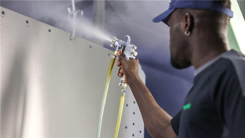 Ein Beschäftigrer aus Gambia in einer Firma in Deutschland. (Archivbild)