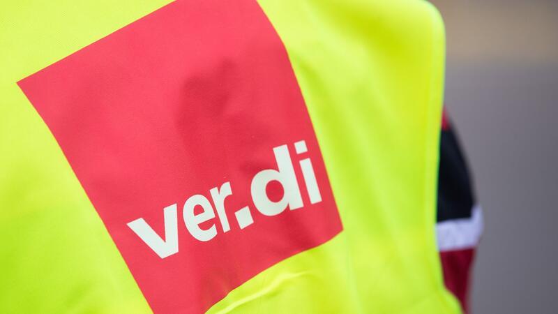 Verdi ruft zu Warnstreik bei der Hamburger Hochbahn auf Ein Beschäftigter trägt bei einem Warnstreik eine Warnweste von Verdi.