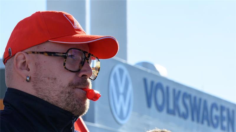 Drei VW-Werke auf Kippe – Betriebsrat: „Keiner mehr sicher“ Ein Beschäftigter von Volkswagen steht auf einer Infoveranstaltung des Betriebsrates in Zwickau.