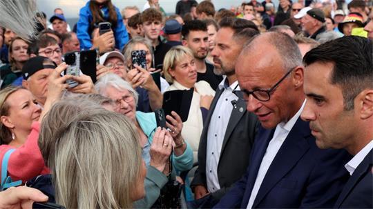 Ein Besuch an einem Wahlkampfstand in Kühlungsborn ist der Wahlkampfauftakt für Merz im Osten.