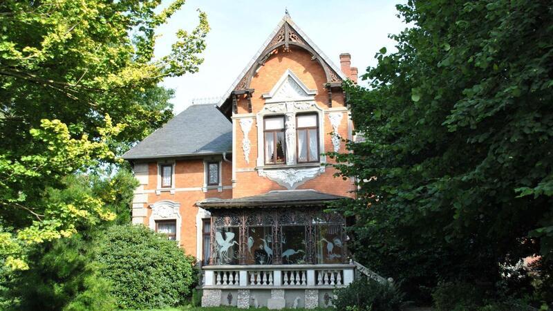 Ein Besuch in der Villa Osterndorff in Hagen-Offenwarden lohnt sich nicht nur wegen des Cafés. Das Haus aus dem Jahre 1869 ist historisch möbliert und beherbergt ein Teddy- und Puppenkabinett.