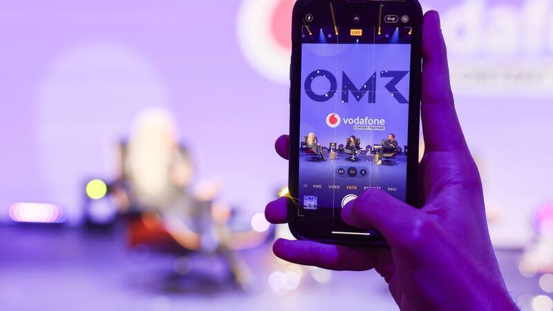 Jeff Koons und Rick Rubin bei Digitalmesse OMR in Hamburg Ein Besucher macht eine Foto mit seinem Smartphone während des Gesprächs von US-Superstar Kim Kardashian (l) mit Kara Swisher.