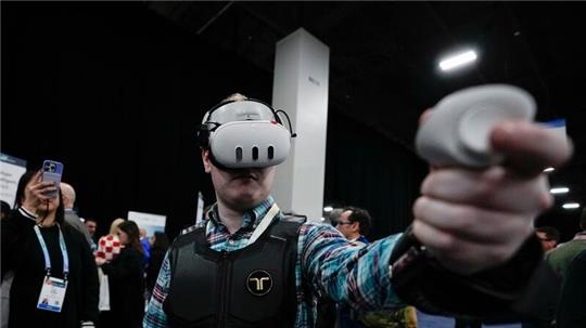 Ein Besucher probiert die haptische Weste von bHaptics während der CES. Die Weste soll in Verbindung mit Augmented-Reality-Systemen verwendet werden, um haptisches Feedback in Videospielen zu geben.