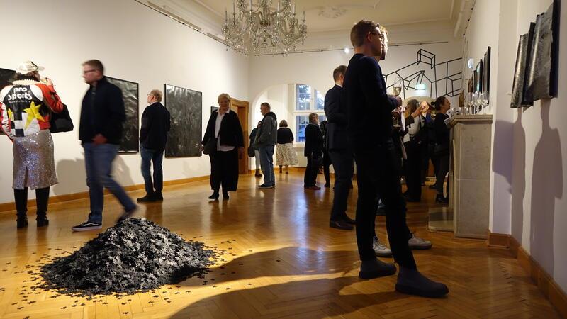 Ein Besuchermagnet ist immer wieder die alljährliche Karikaturenausstellung. Aber auch die Ausstellungen zeitgenössischer Kunst finden Zuspruch.