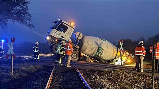 Ein Betonlaster hat in Kutenholz die EVB-Strecke blockiert.