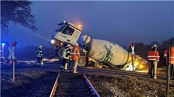 Ein Betonlaster hat in Kutenholz die EVB-Strecke blockiert.