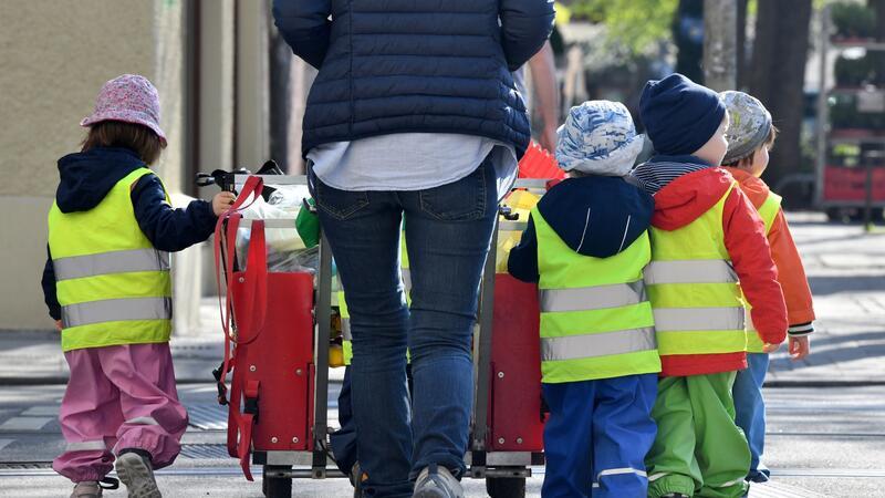 Kein weiteres Milliardenprogramm zum Kita-Ausbau Ein Betreuerin läuft mit mehreren Kleinkindern über einen Bürgersteig. Das dieses Jahr endende Programm zum Kita-Ausbau stammt noch von der Vorgängerregierung.