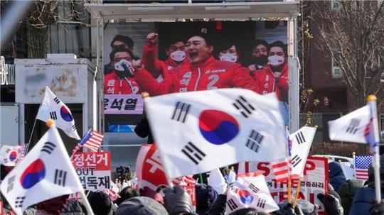 Ein Bezirksgericht in Seoul hat laut Yonhap den Haftbefehl gegen Yoon verlängert. 