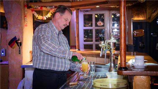 Ein Bier bitte: Als Peter Fritz in den 1980er-Jahren als Wirt anfing, wurde das Bier noch in D-Mark bezahlt. In den Jahrzehnten, die folgten, änderte sich viel mehr als nur die Währung: In seinem Frühlokal „Zum Ei“ erlebte Fritz aus der Perspektive der Nacht die Umbrüche Bremerhavens.
