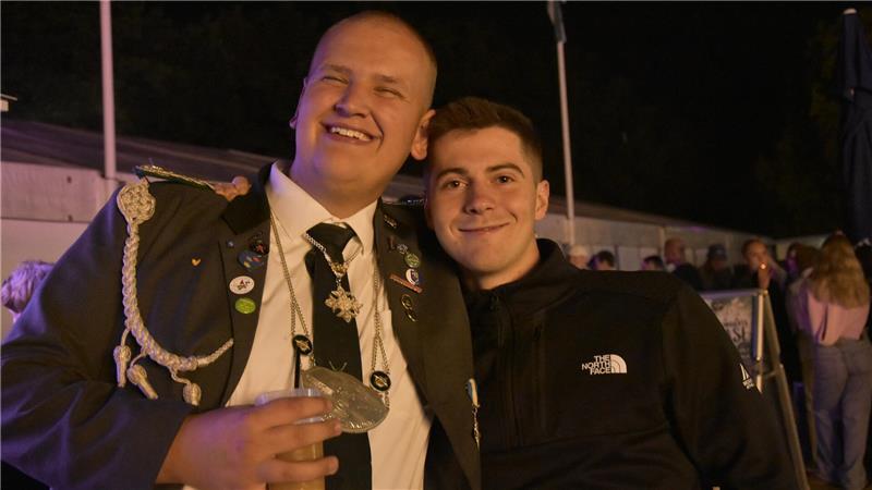 Ein Bier für den König aus Hedendorf und seinen Freund: Moritz Höft und Julian Martens.