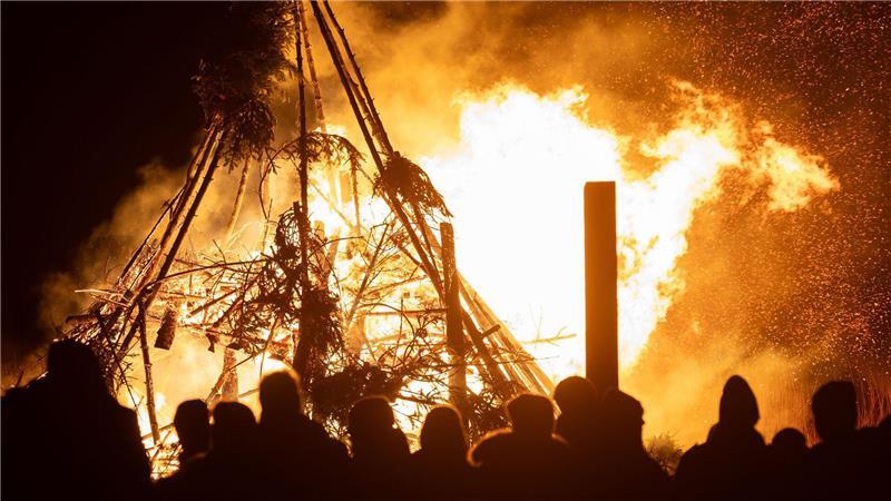 Ein Biikebrennen in St. Peter-Ording. Es lohnt sich, auch nach Aschermittwoch im Norden zu bleiben. (Archivbild)