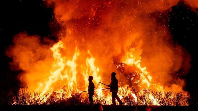 Ein Biikefeuer brennt auf Sylt.