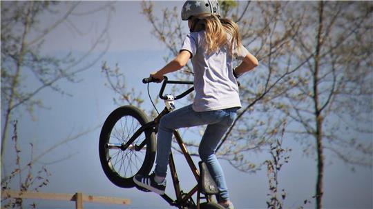 Ein Bikepark bietet Spaß und Action für Kinder und Jugendliche.