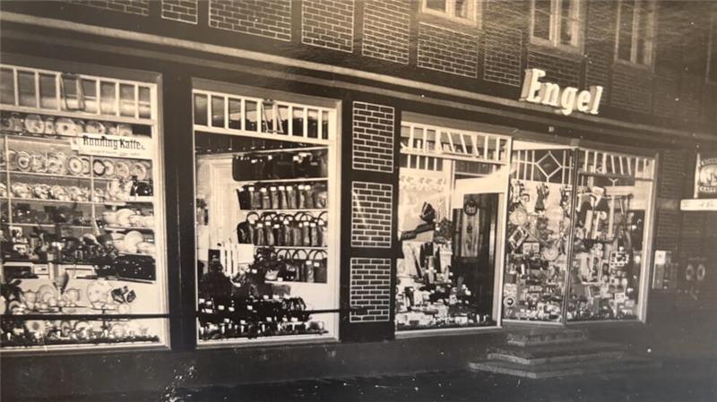 Mit 90 soll Schluss sein: Renate Engel will Porzellanladen schließen Ein Bild aus alten Kaufhaus-Zeiten. Damals wurde außer Porzellan auch noch Spielzeug und vieles mehr angeboten.